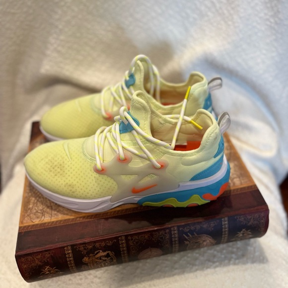 Nike React Presto 
Lemon Yellow Running Shoes - Picture 3 of 4